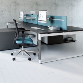 OGI Q desk with 4 workspaces